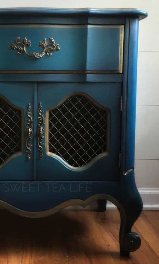 Rustic Paint Finish: Rustic Glam- Getting the Look *Video Series* Take something Bold, add a little Gold and make it look a little old.. you've got Rustic Glam. Its gorgeous and you can create it too.. #GoldLeaf #RusticGoldPaint #GoldGilding #Gildingwax #Glazing #ColorWash #BlendingPaint #AntiqueWax