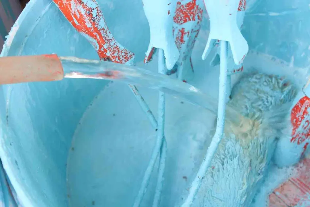 Cleaning paintbrushes and rollers