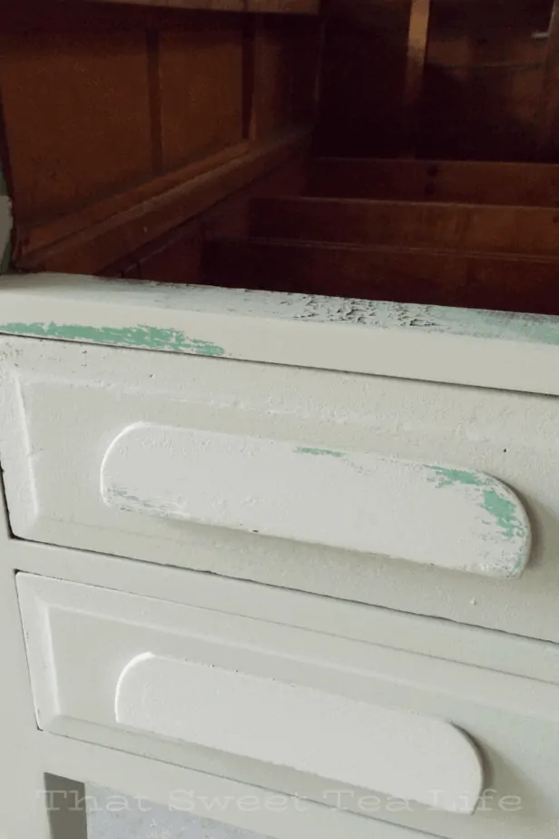 Dixie Belle chippy paint