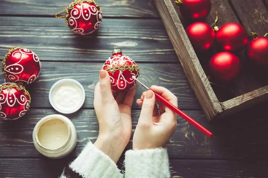 Christmas Crafts to Sell: Painted Orniments