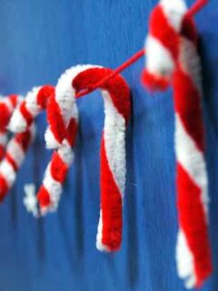 19 Christmas Pipe Cleaner Crafts for Kids