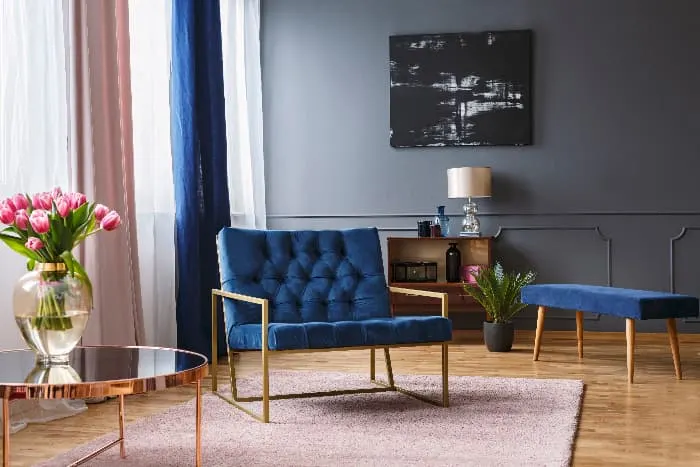 Curtains in Royal Blue color.