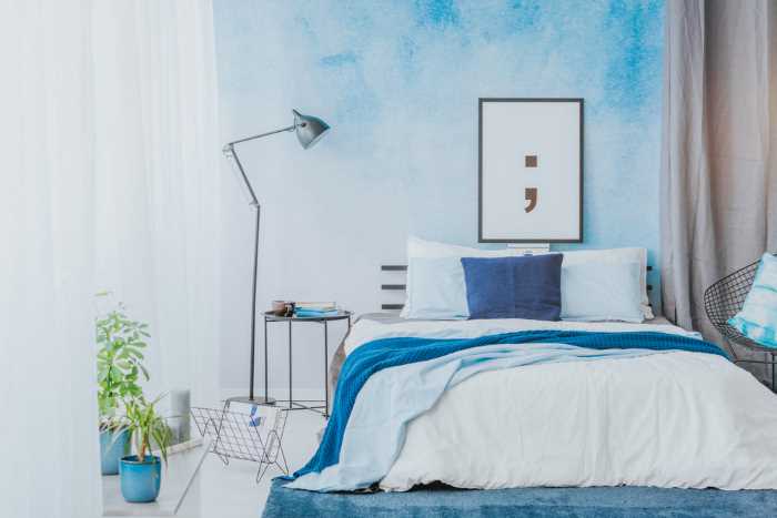 bedroom with a blue Ombre wallpaper accent wall