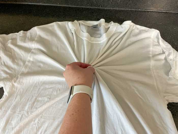 how to start tying off a starburst tie dye shirt