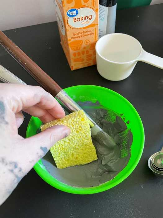 using a sponge to stipple the glass vase 