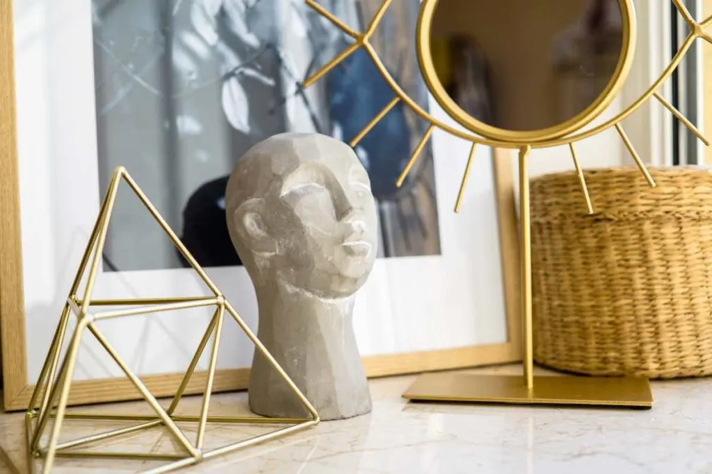 Table sculpture