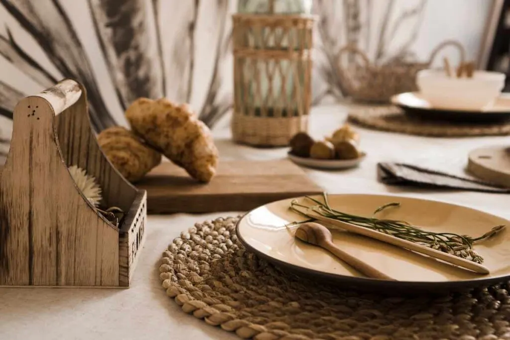 Neutral tableware