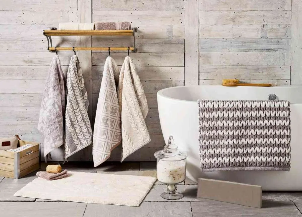 How to Decorate a Bathroom