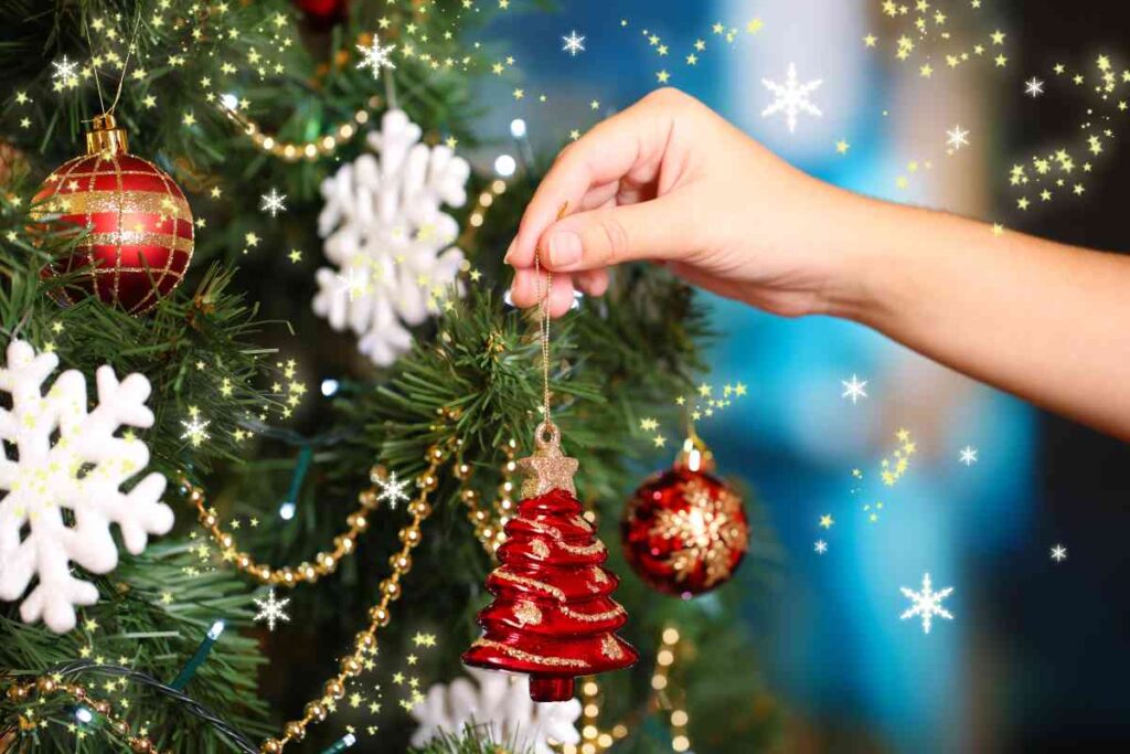 How to Decorate a Christmas Tree