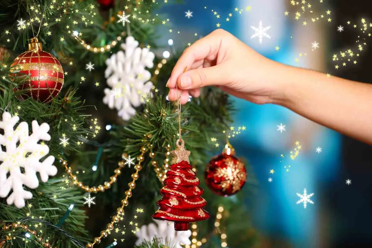 How to Decorate a Christmas Tree