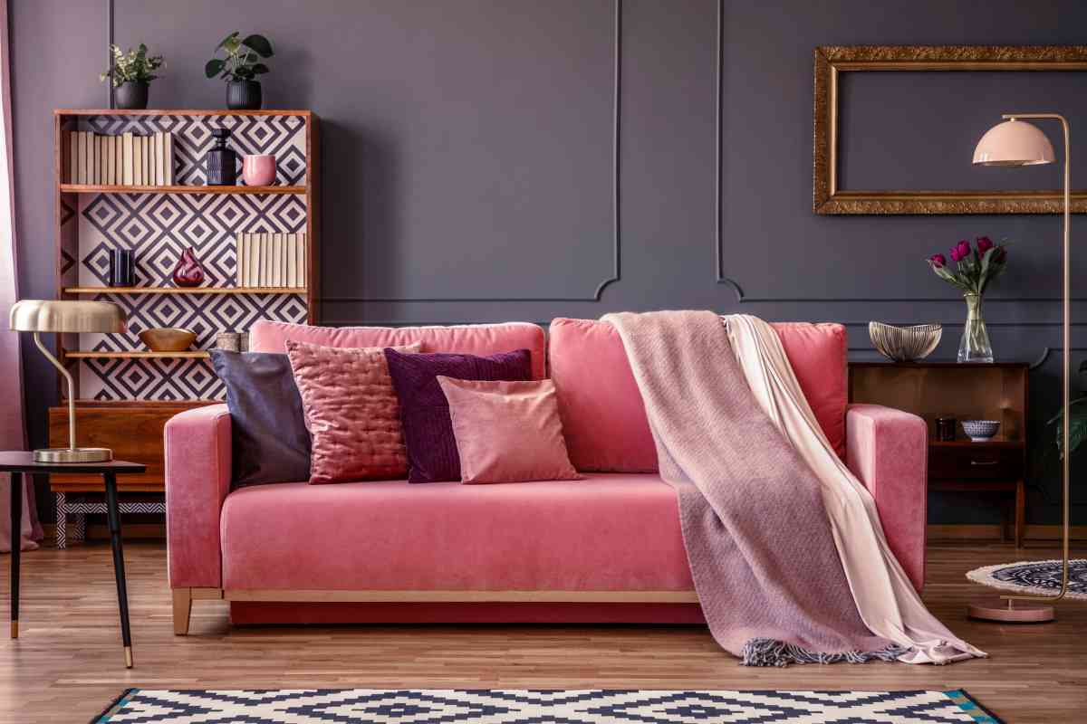 Living room with a rose colored sofa, 2023 furniture color trends