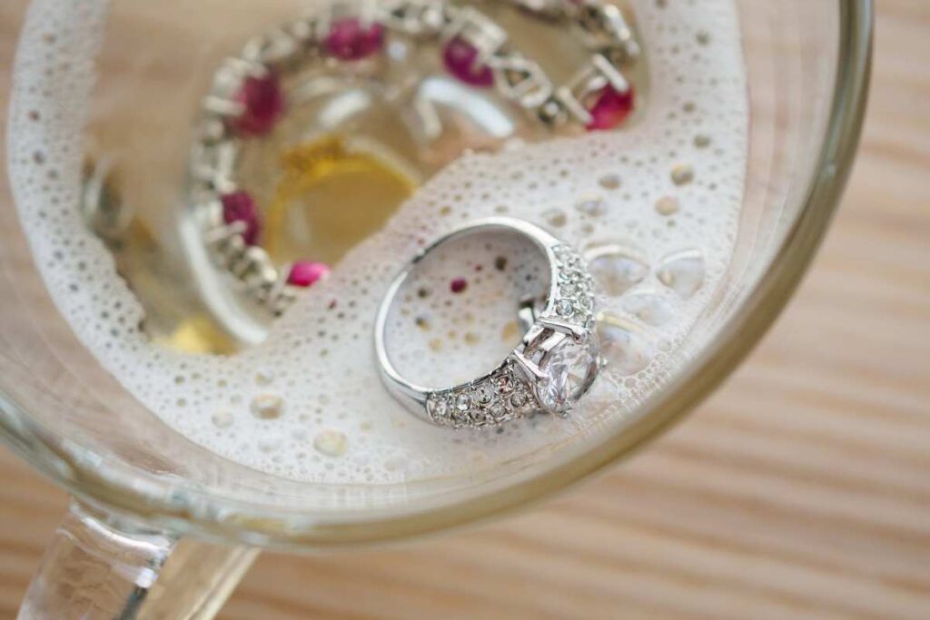 Cleaning vintage jewelry with the best jewelry cleaner