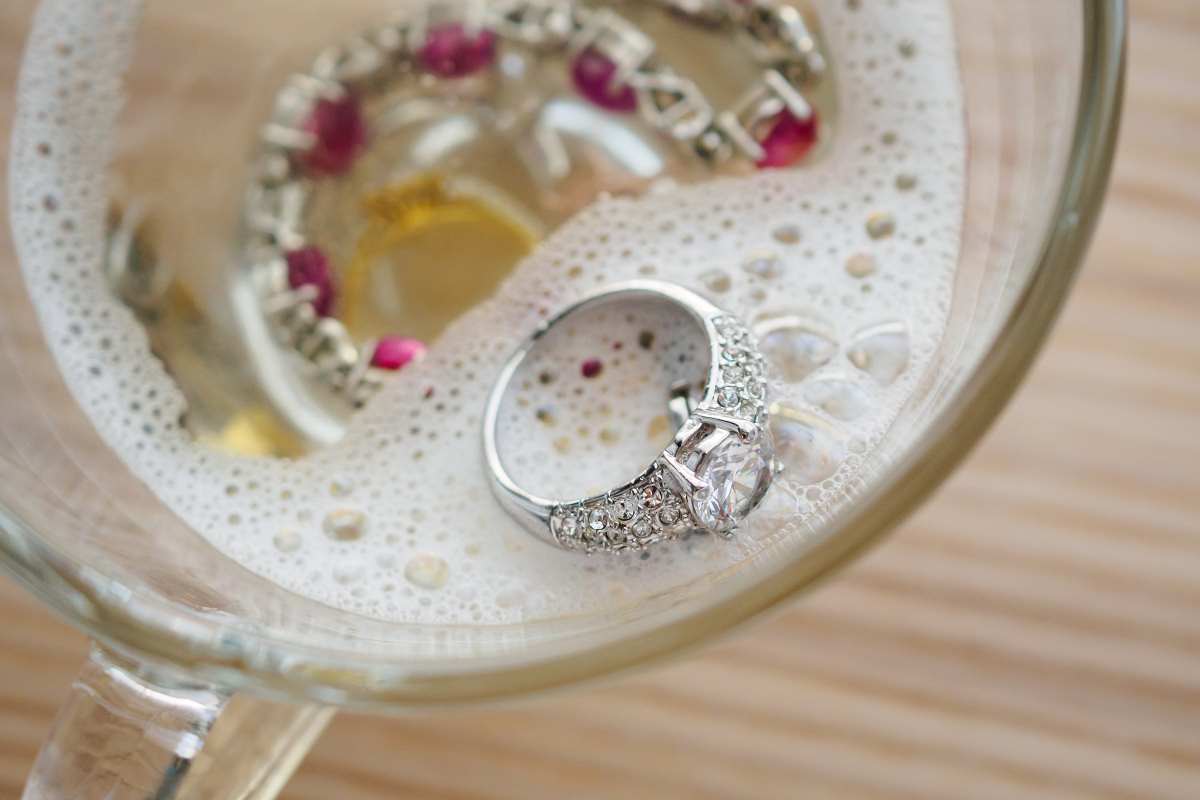 Cleaning vintage jewelry with the best jewelry cleaner