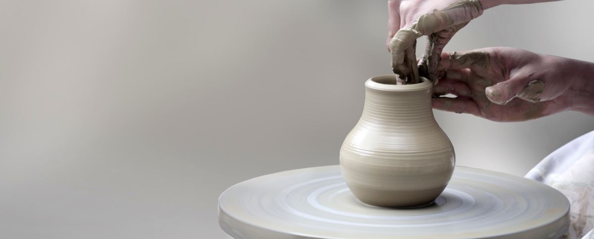 Person making a vase 0n a pottery wheel. best pottery wheel for beginners