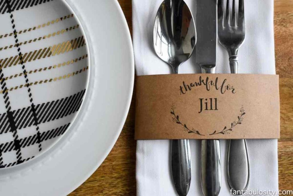 Place setting with customizable place card wrapped around the silverware