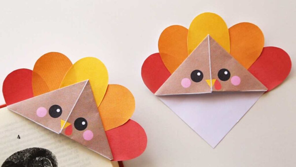 Turkey bookmarks made out of construction paper are a great Thanksgiving craft idea