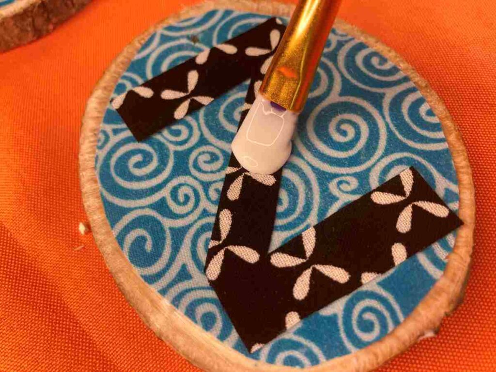 Using a monogram to decorate wood slice ornament