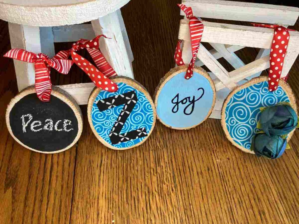 Four examples of ways to decorate wood slice ornament