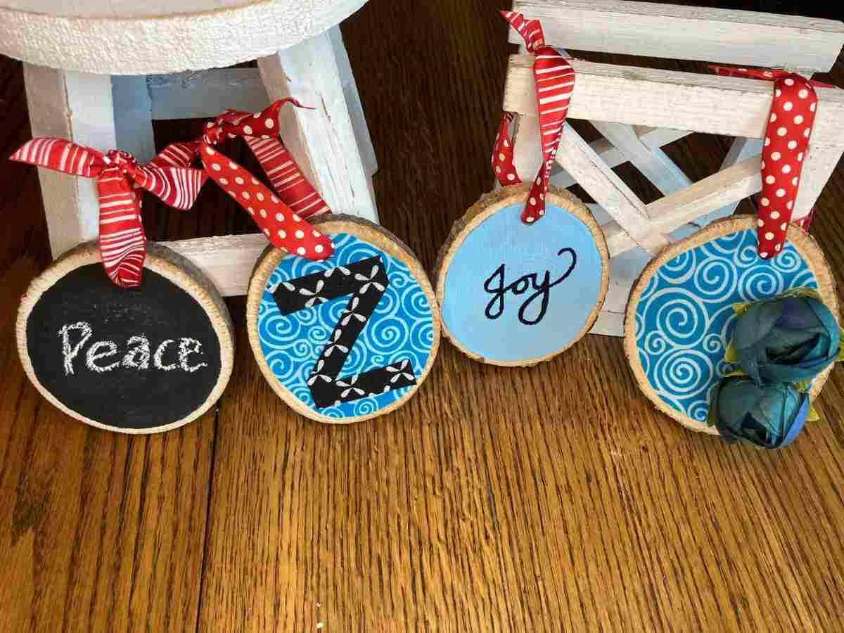 Four examples of ways to decorate wood slice ornament